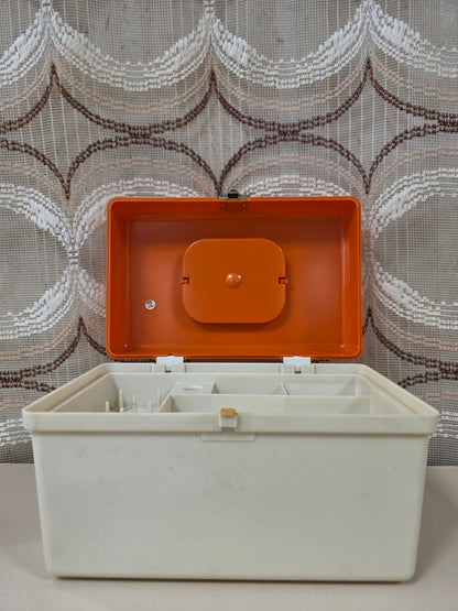 Vintage naaibox oranje wit met gareninzet