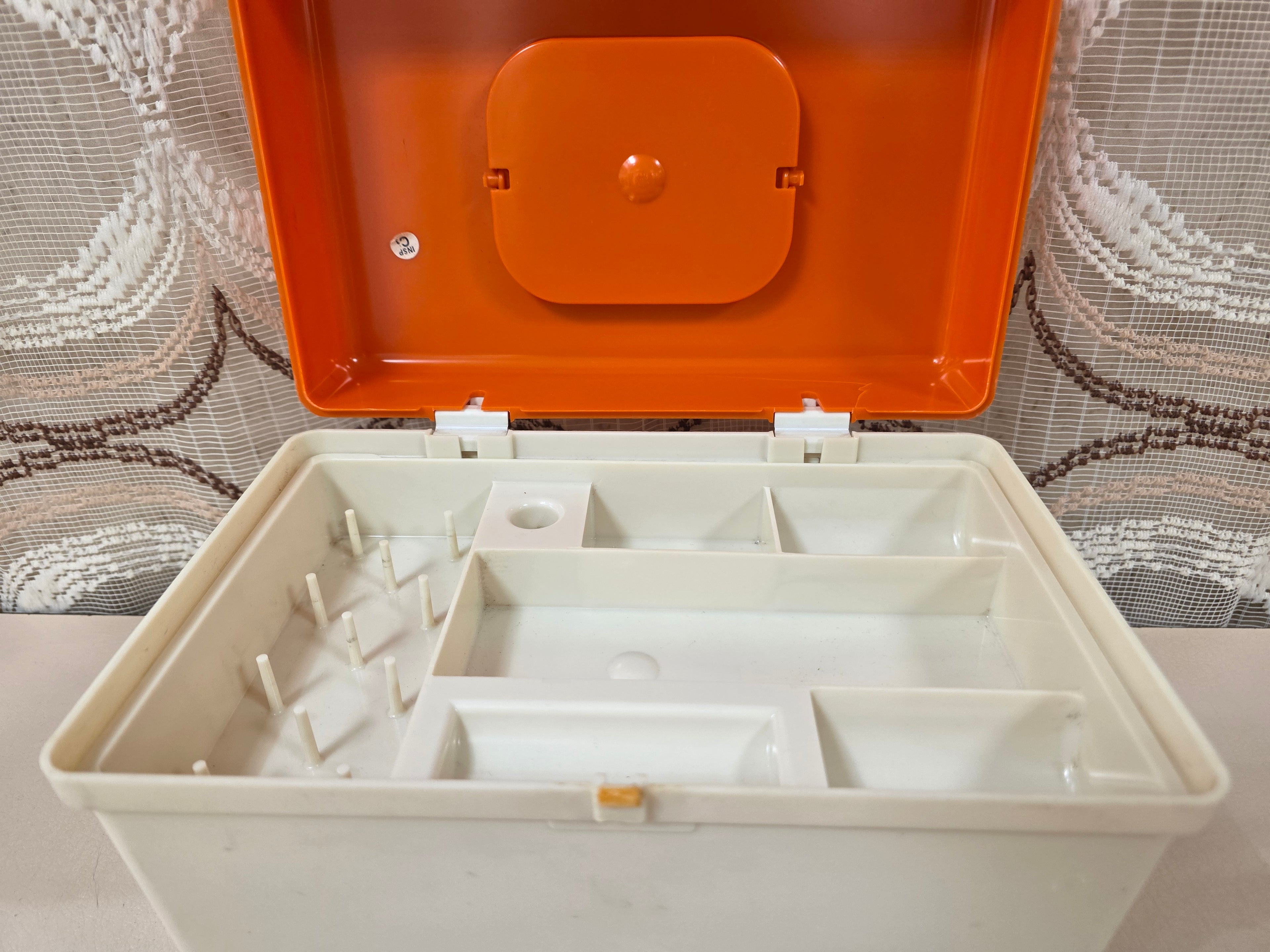 Vintage naaibox oranje wit met gareninzet