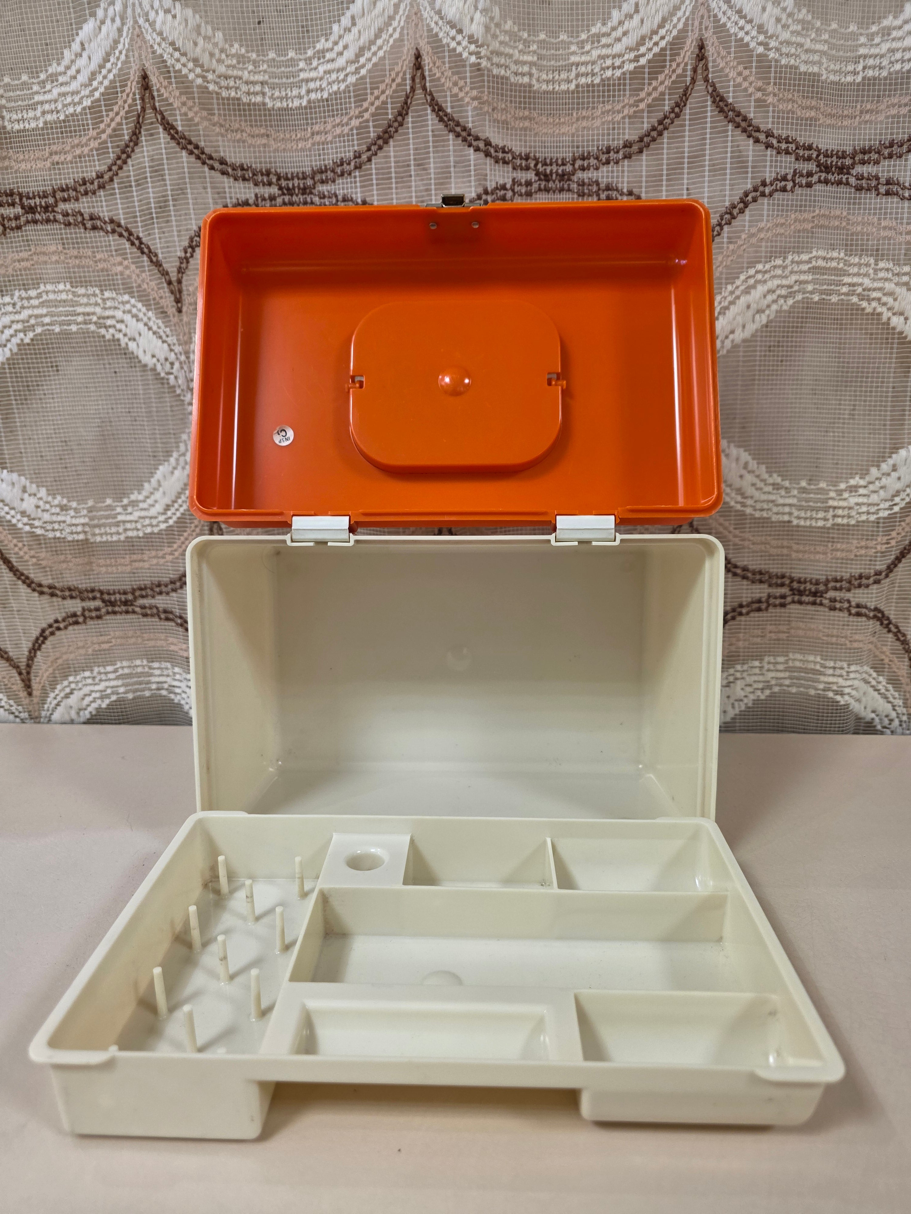 Vintage naaibox oranje wit met gareninzet
