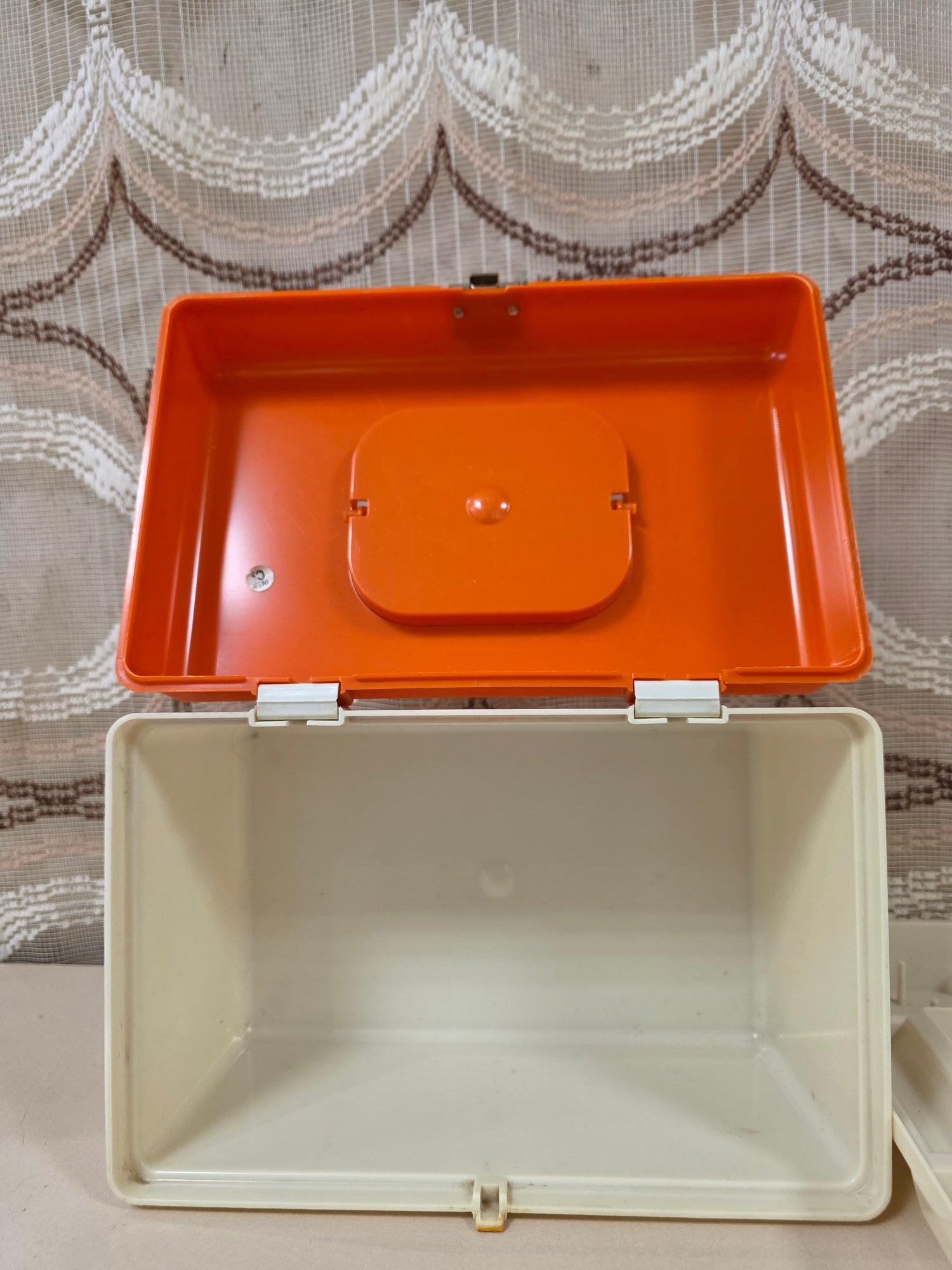 Vintage naaibox oranje wit met gareninzet