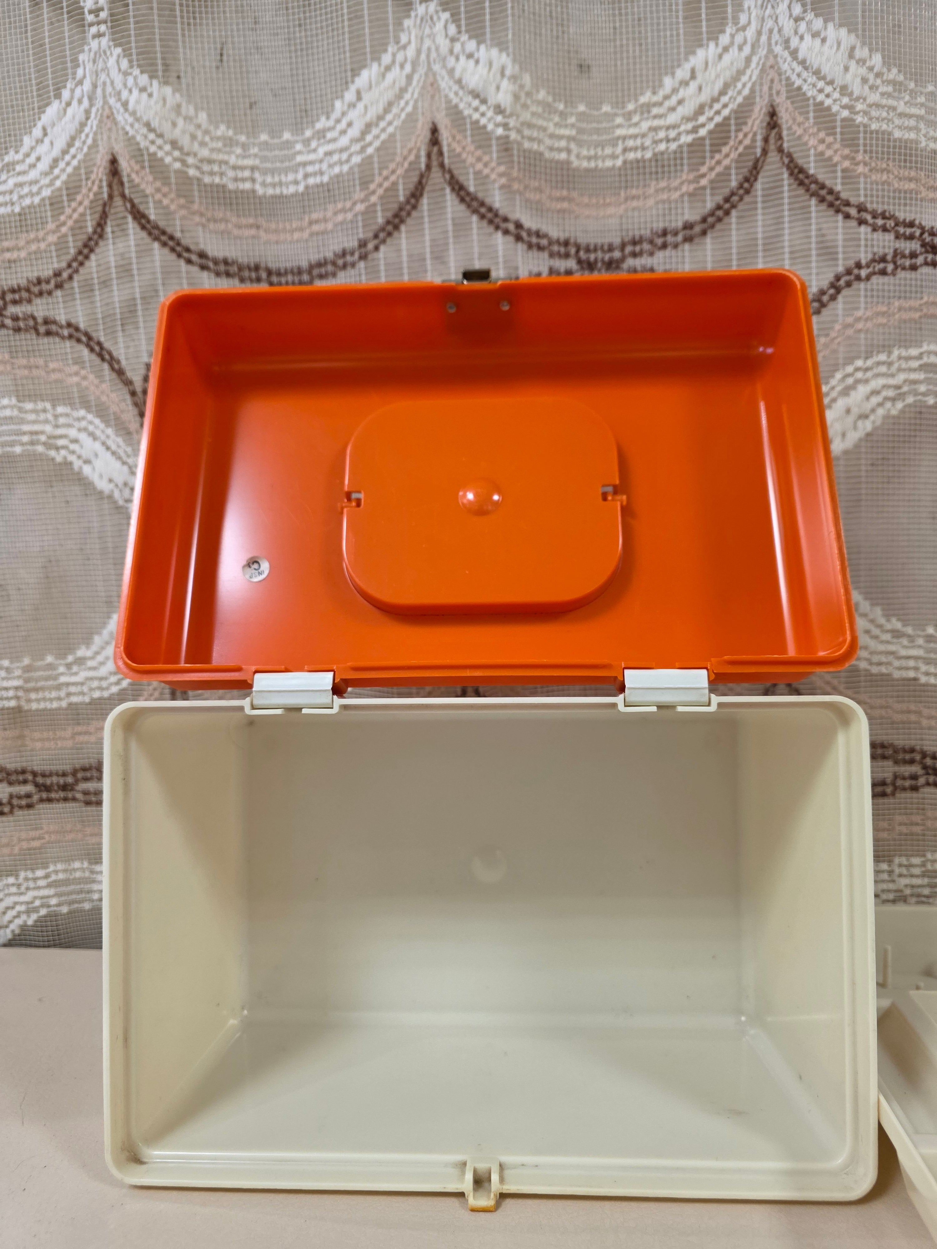 Vintage naaibox oranje wit met gareninzet