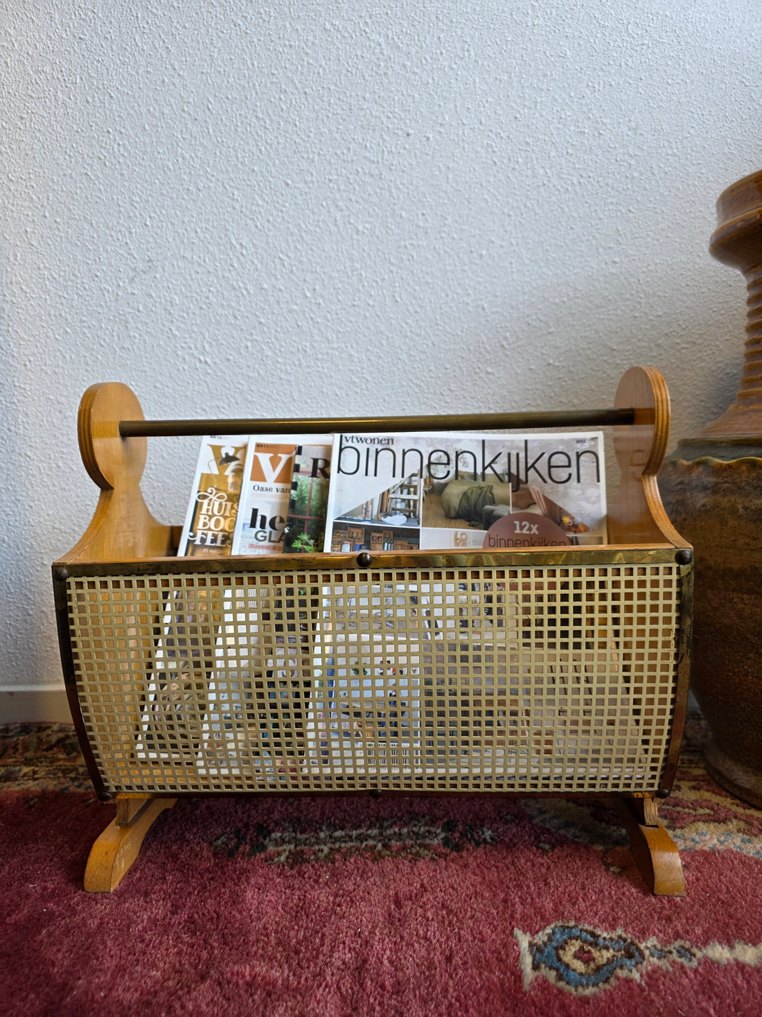 Vintage houten lectuurbak met metalen raster