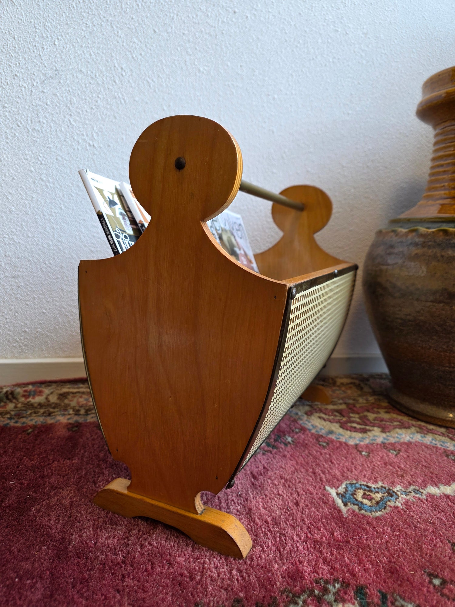 Vintage houten lectuurbak met metalen raster