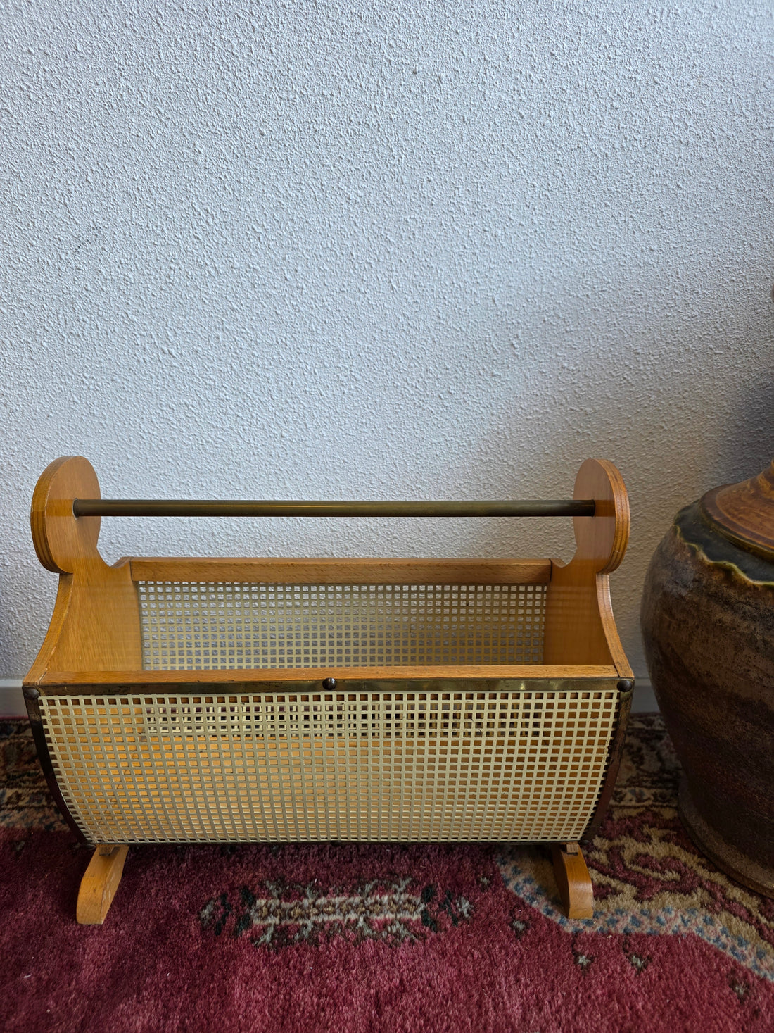 Vintage houten lectuurbak met metalen raster
