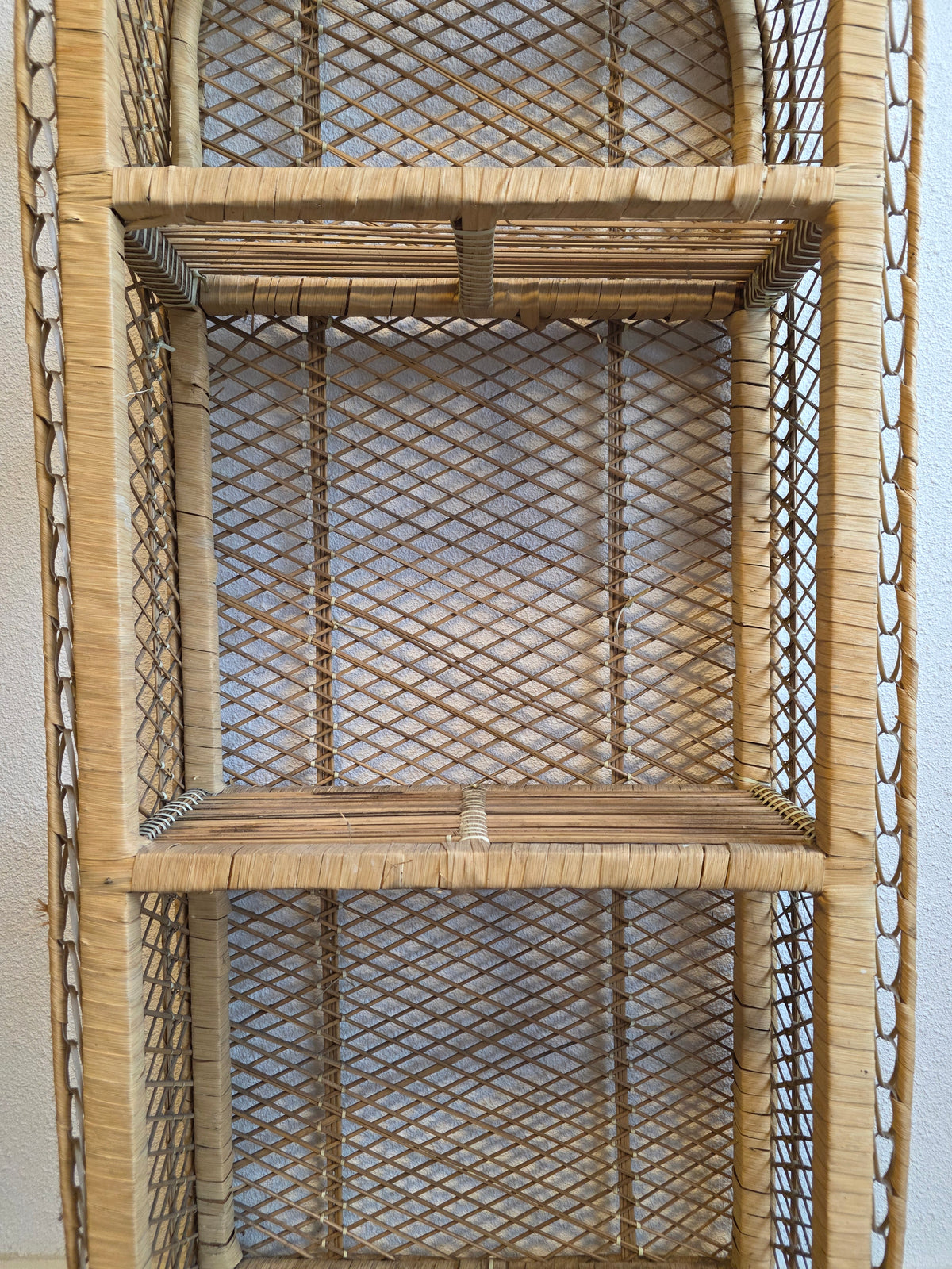Vintage rotan kastje met drie planken – productfoto 3
