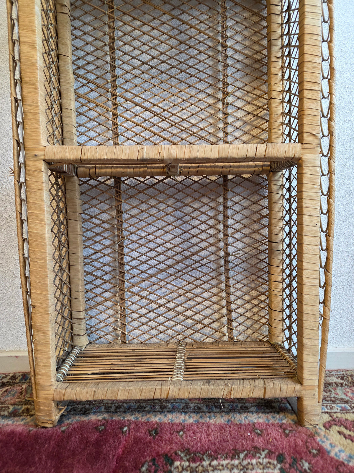 Vintage rotan kastje met drie planken – productfoto 4