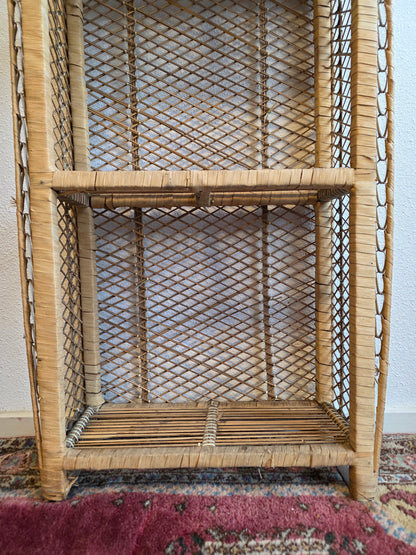 Vintage rotan kastje met drie planken – productfoto 4