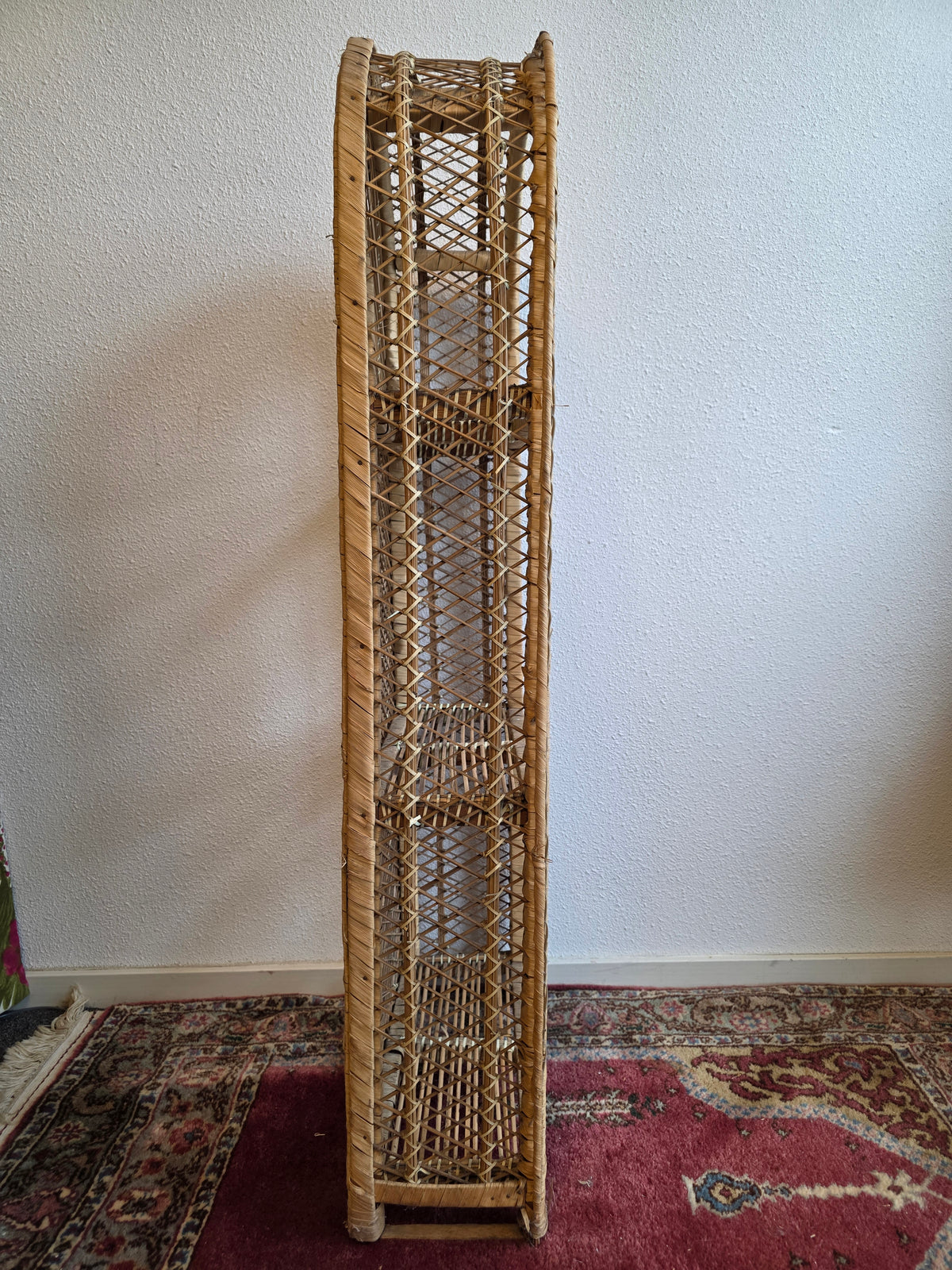 Vintage rotan kastje met drie planken – productfoto 5