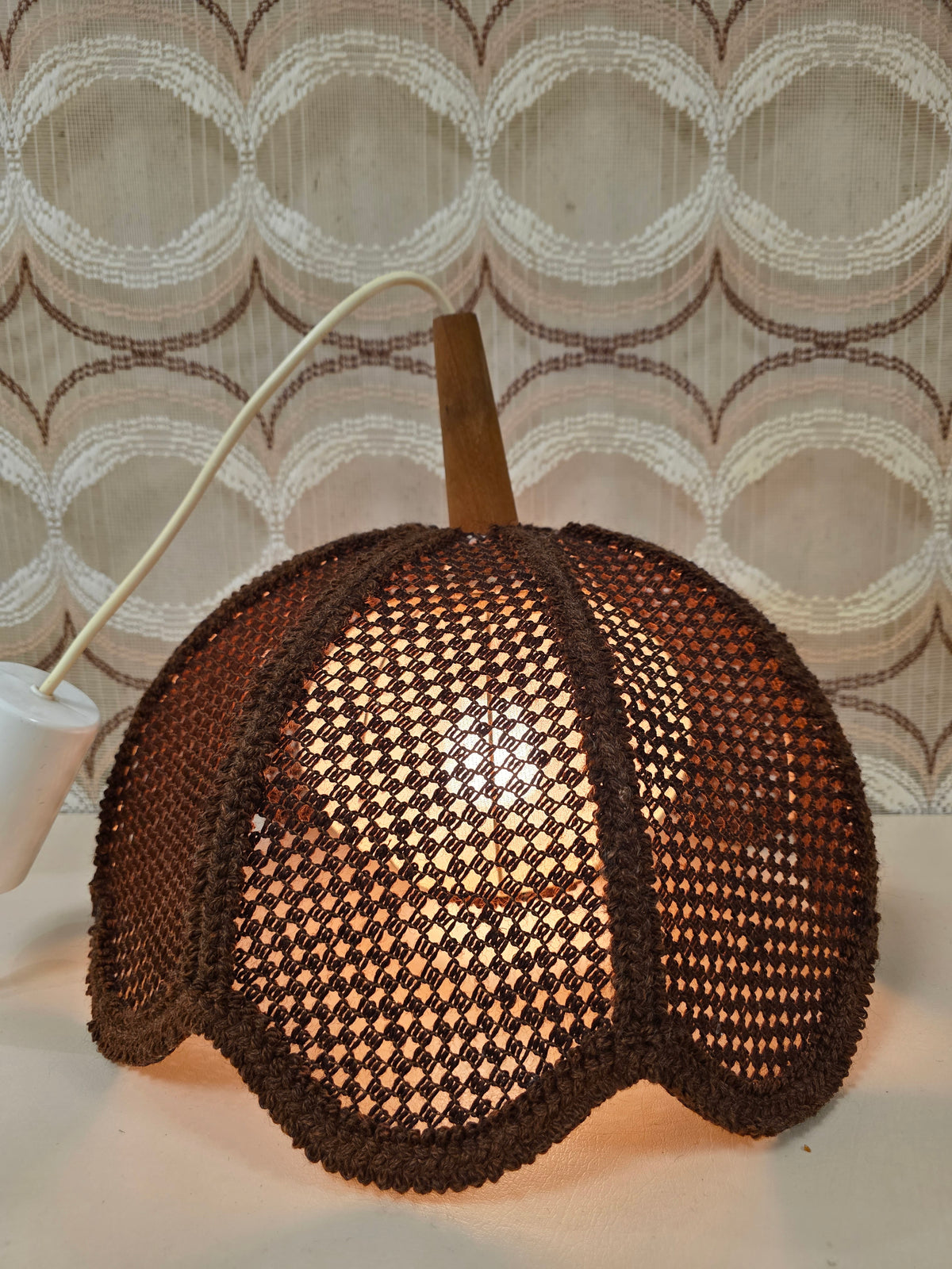 Vintage jaren 70 hanglamp bruin gehaakt 41,5 cm