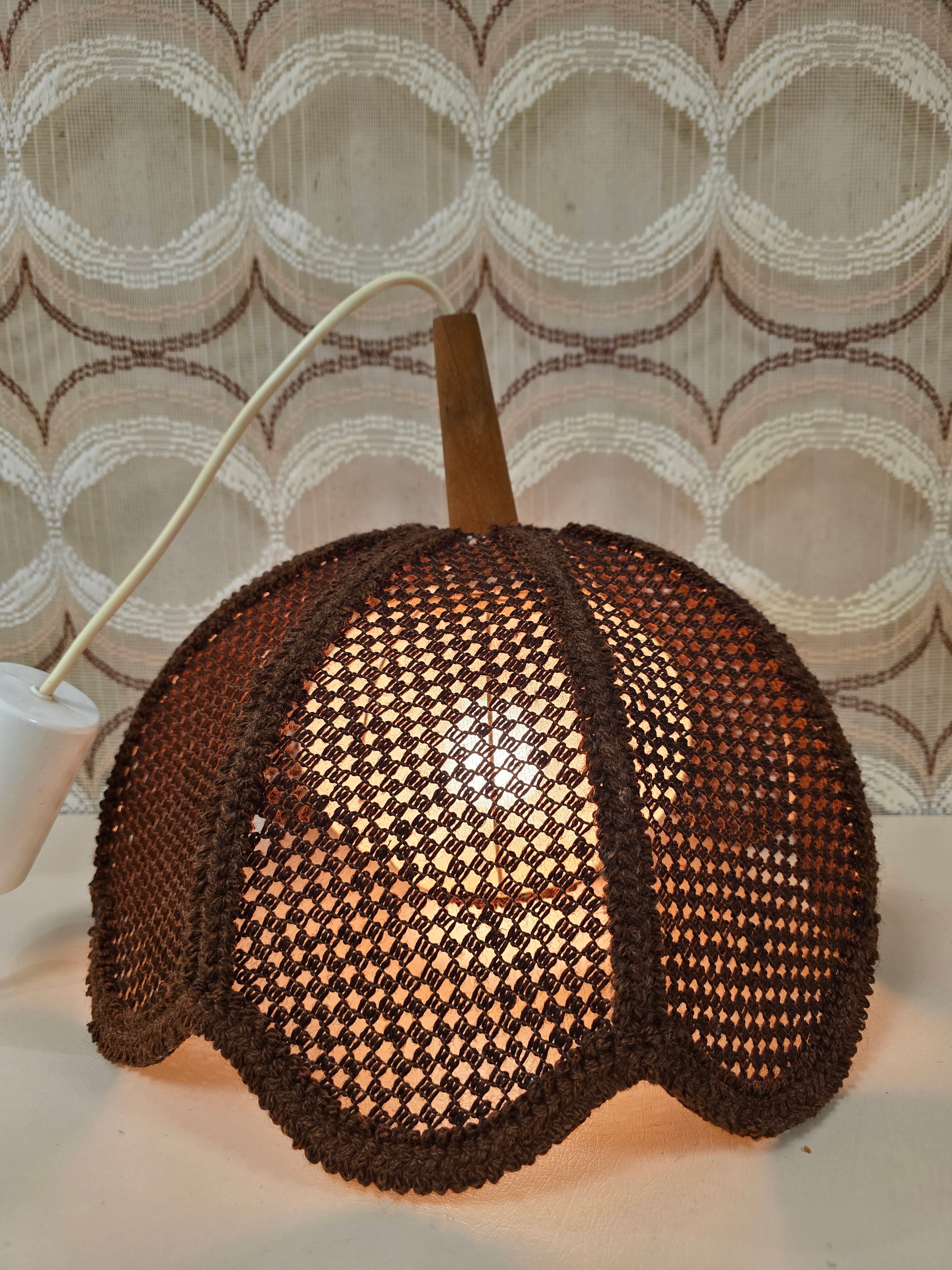 Vintage jaren 70 hanglamp bruin gehaakt 41,5 cm