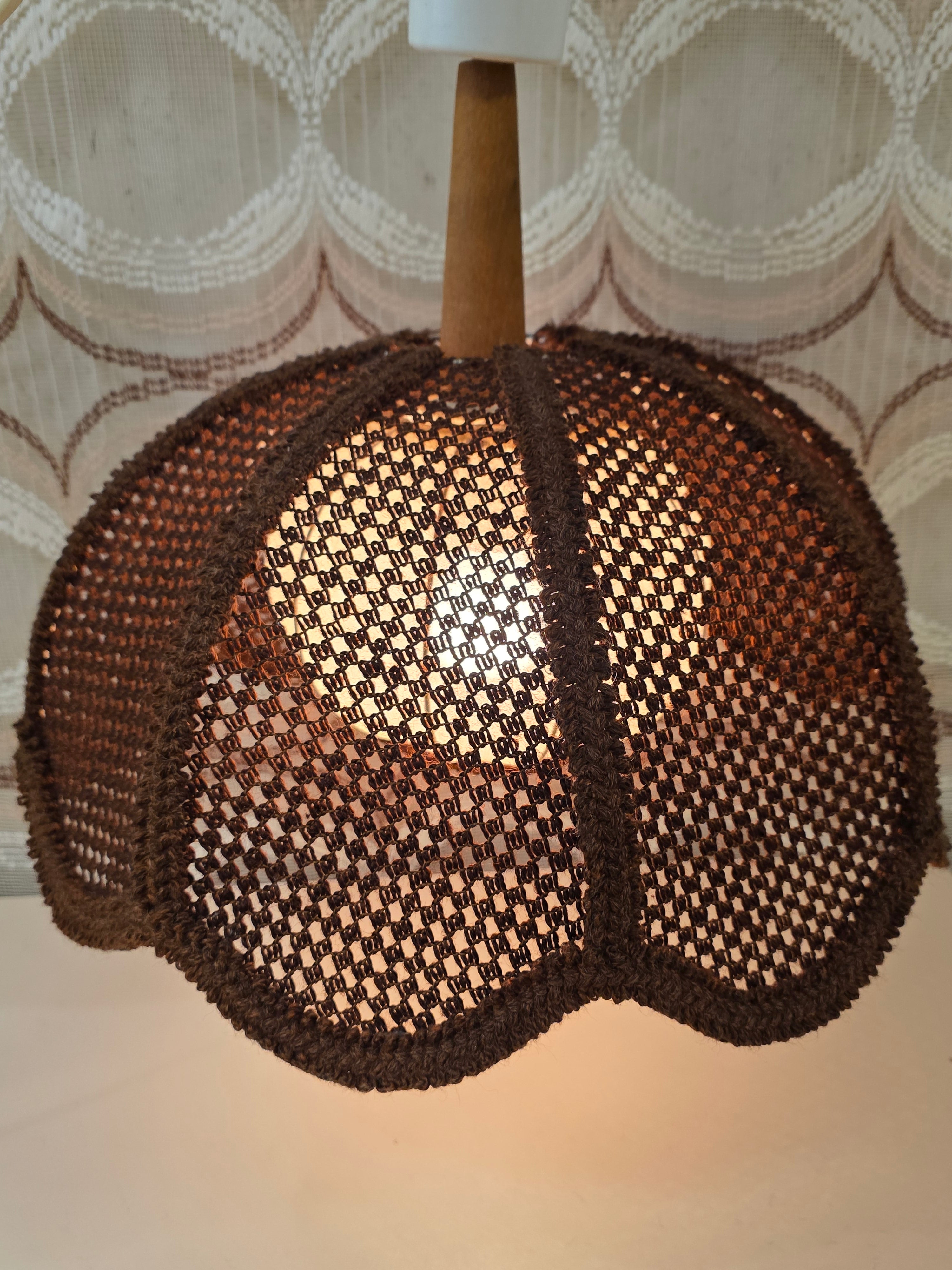 Vintage jaren 70 hanglamp bruin gehaakt 41,5 cm