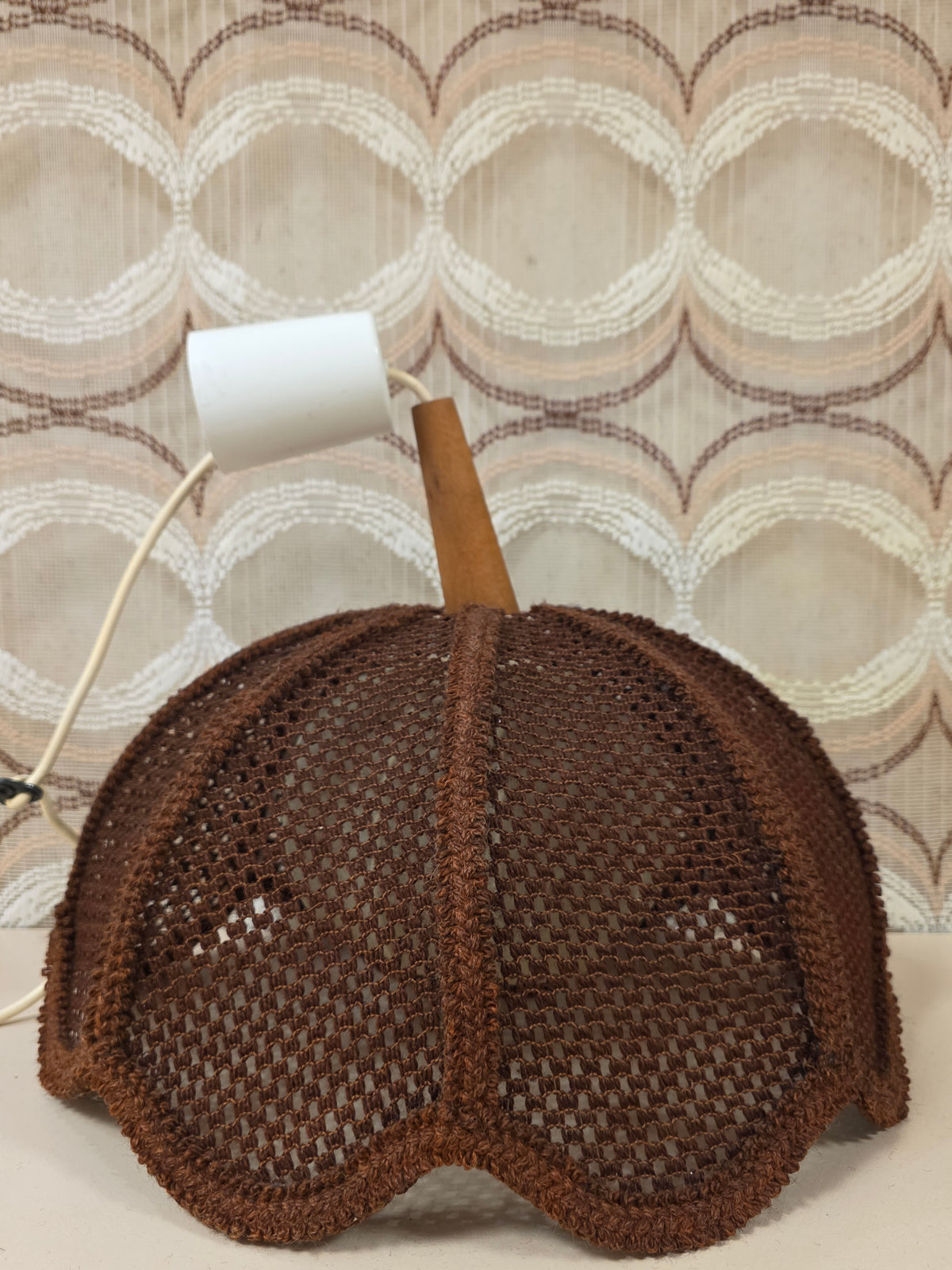 Vintage jaren 70 hanglamp bruin gehaakt 41,5 cm