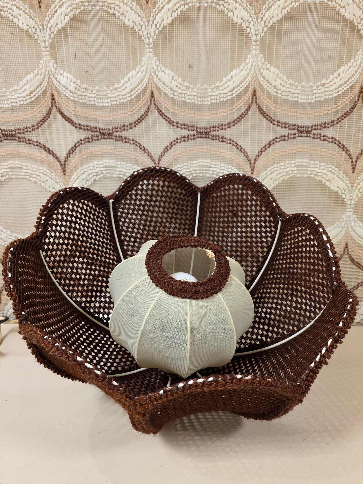Vintage jaren 70 hanglamp bruin gehaakt 41,5 cm