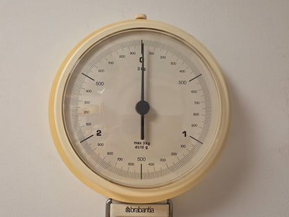Vintage Brabantia wandweegschaal lichtgeel met weegkom