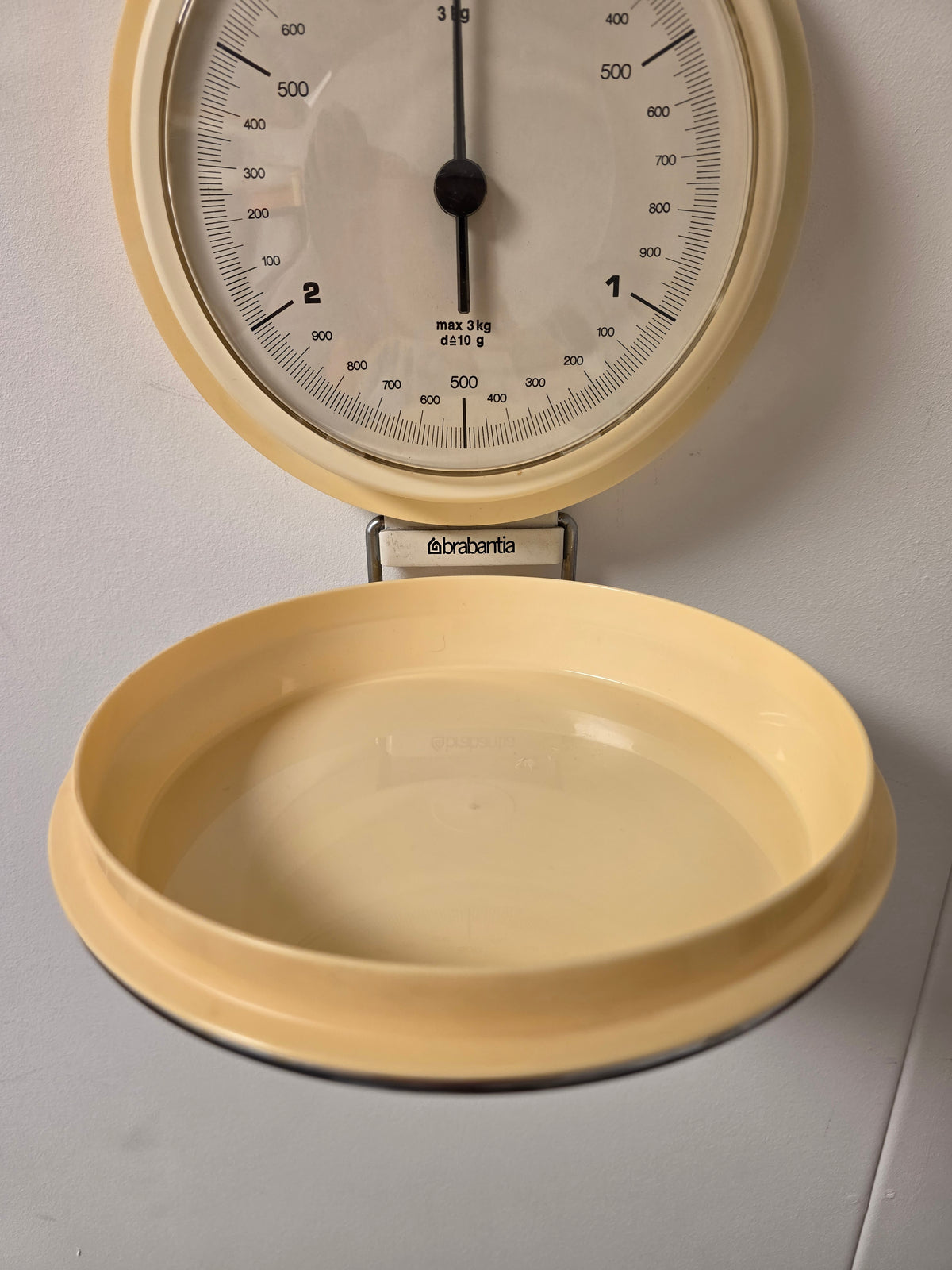 Vintage Brabantia wandweegschaal lichtgeel met weegkom