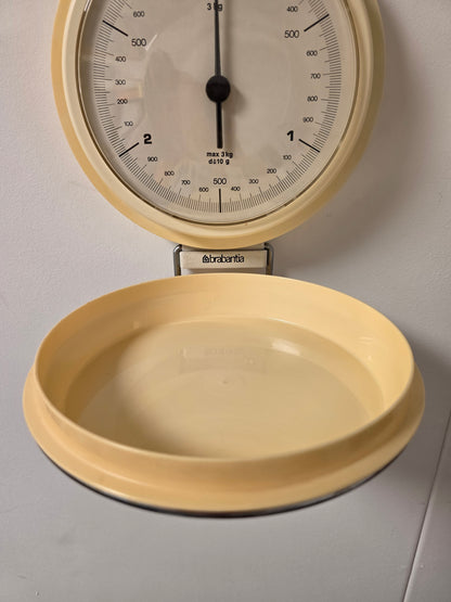 Vintage Brabantia wandweegschaal lichtgeel met weegkom