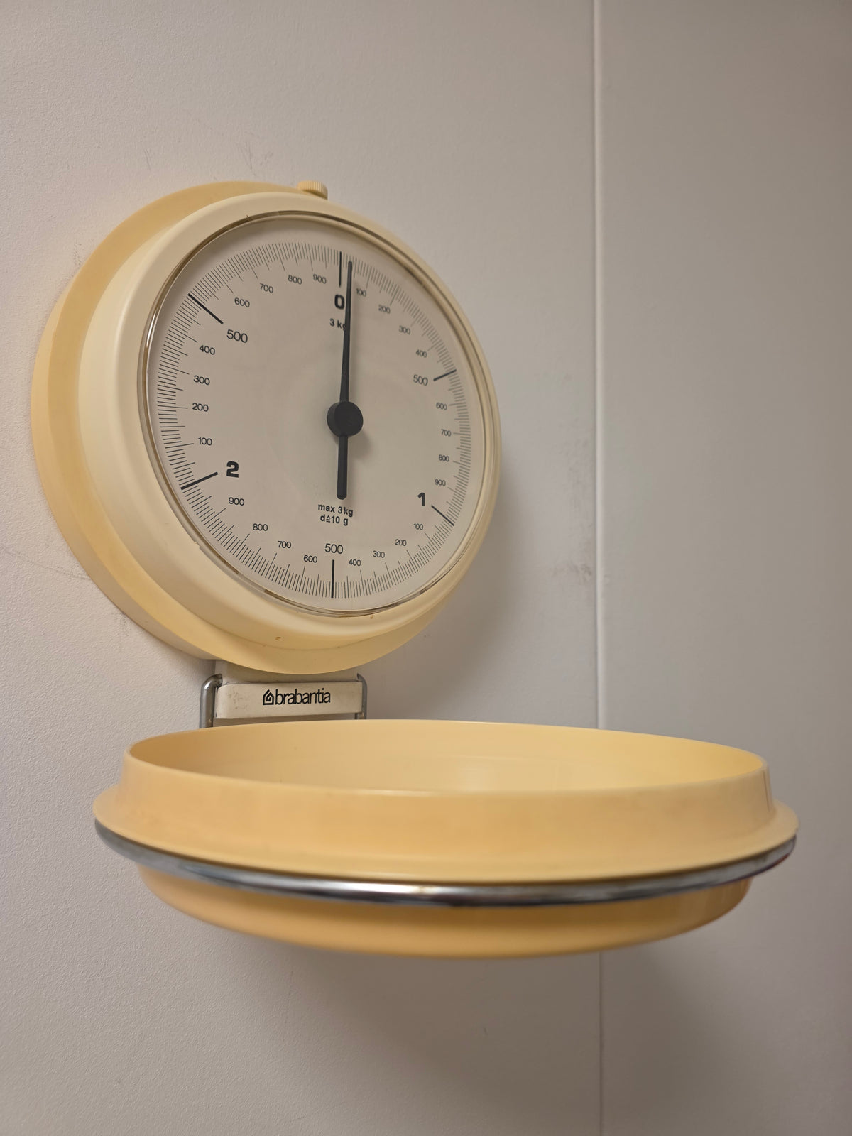 Vintage Brabantia wandweegschaal lichtgeel met weegkom