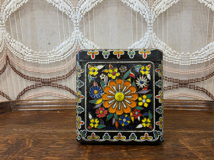 Vintage zwart bloemenblik kleurrijk decor