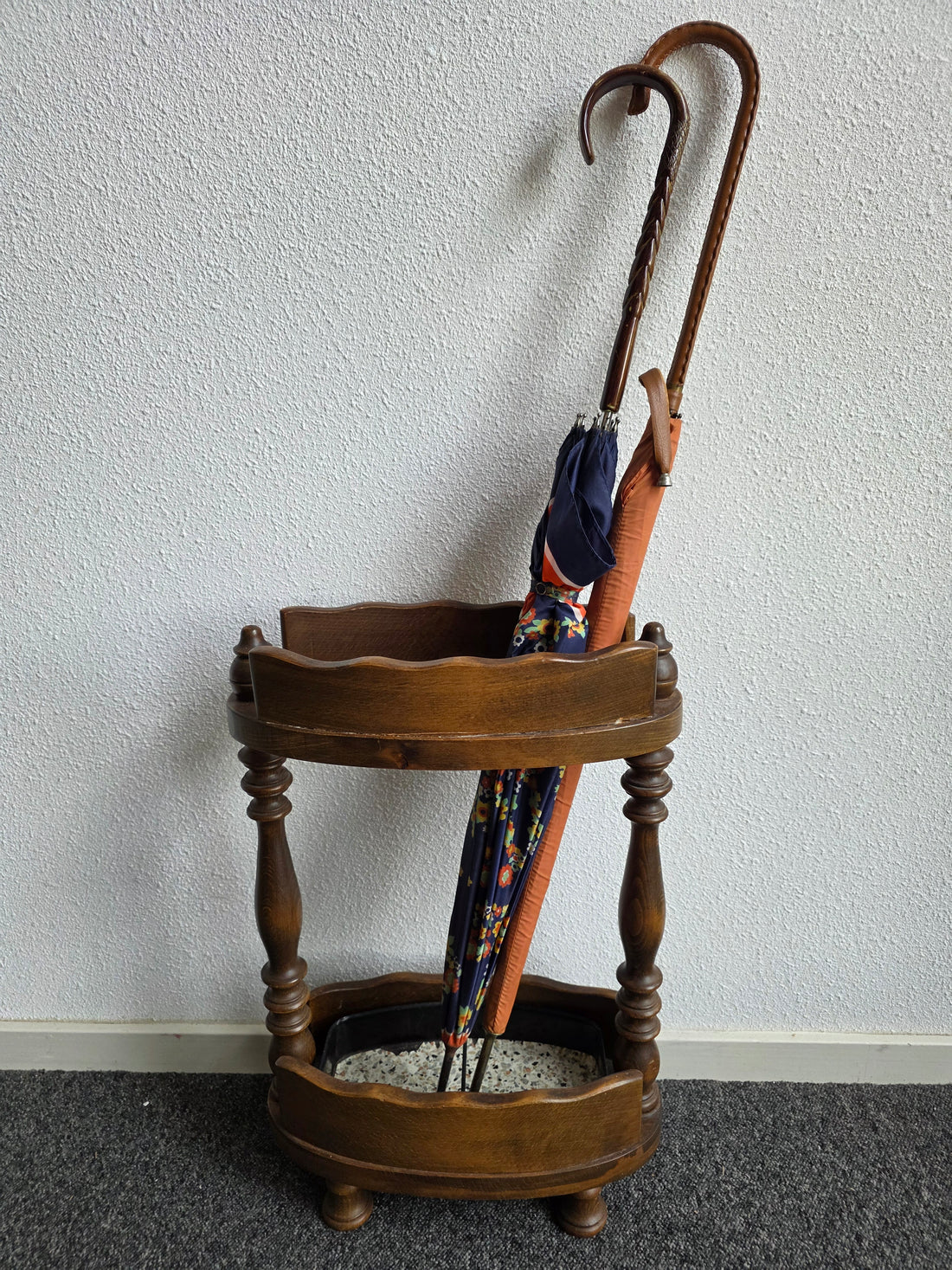 Vintage houten paraplubak met lekbak