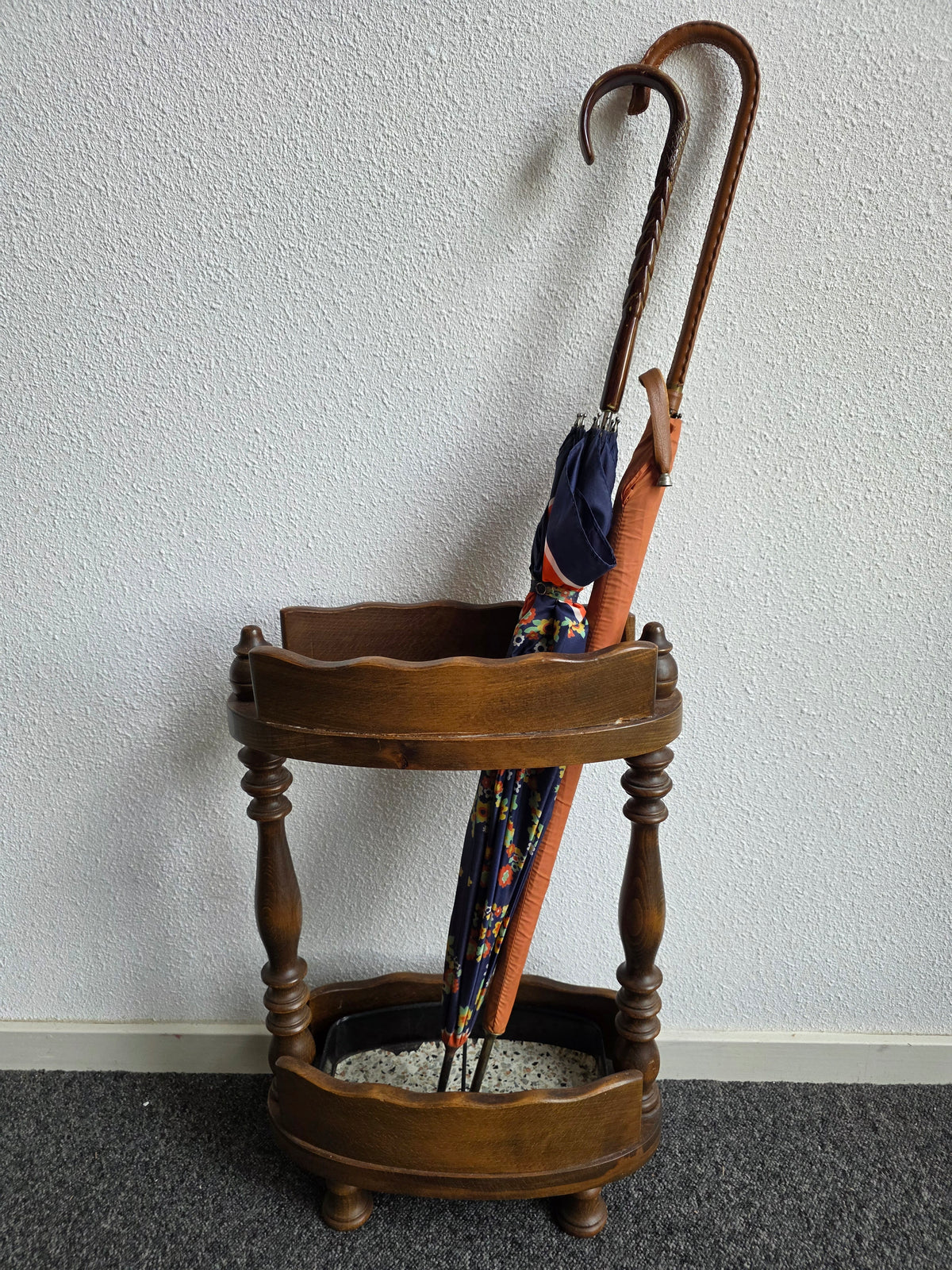 Vintage houten paraplubak met lekbak