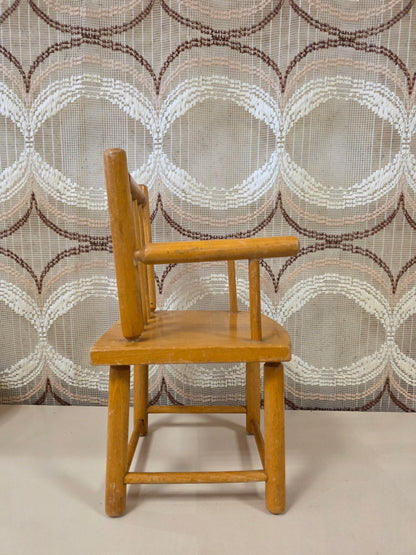 Houten poppenstoeltje vintage met armleuningen