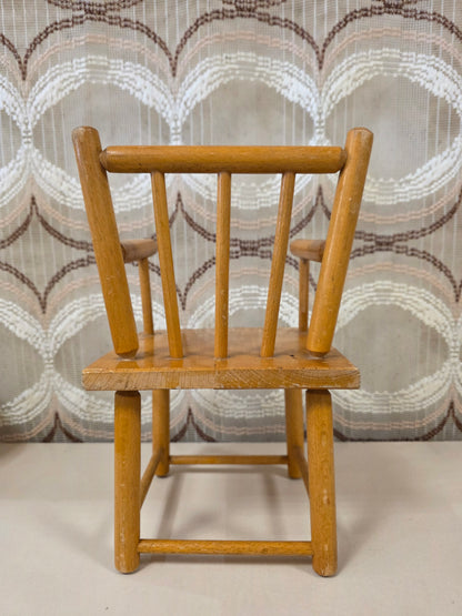 Houten poppenstoeltje vintage met armleuningen