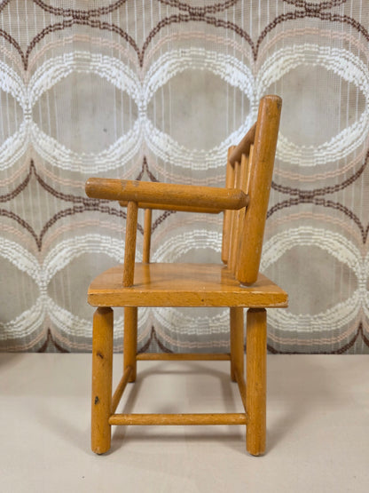 Houten poppenstoeltje vintage met armleuningen