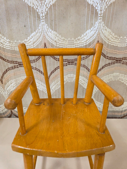 Houten poppenstoeltje vintage met armleuningen