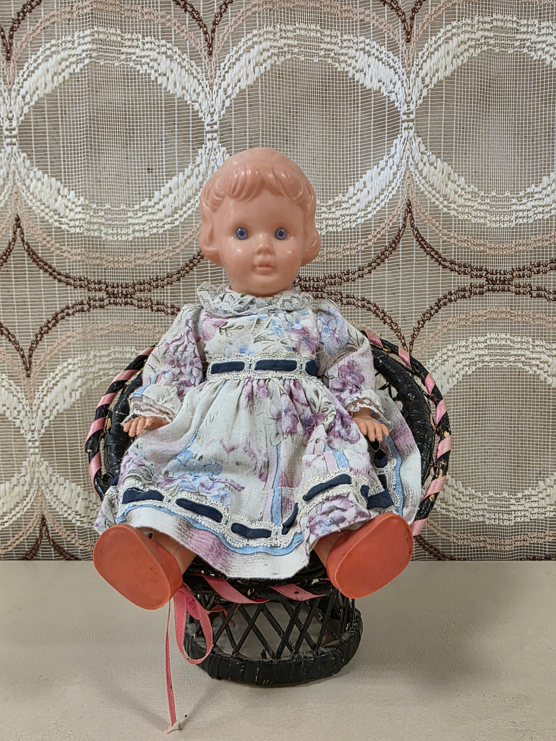 Zwart rieten poppenstoeltje vintage