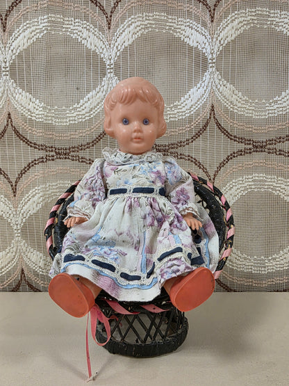 Zwart rieten poppenstoeltje vintage