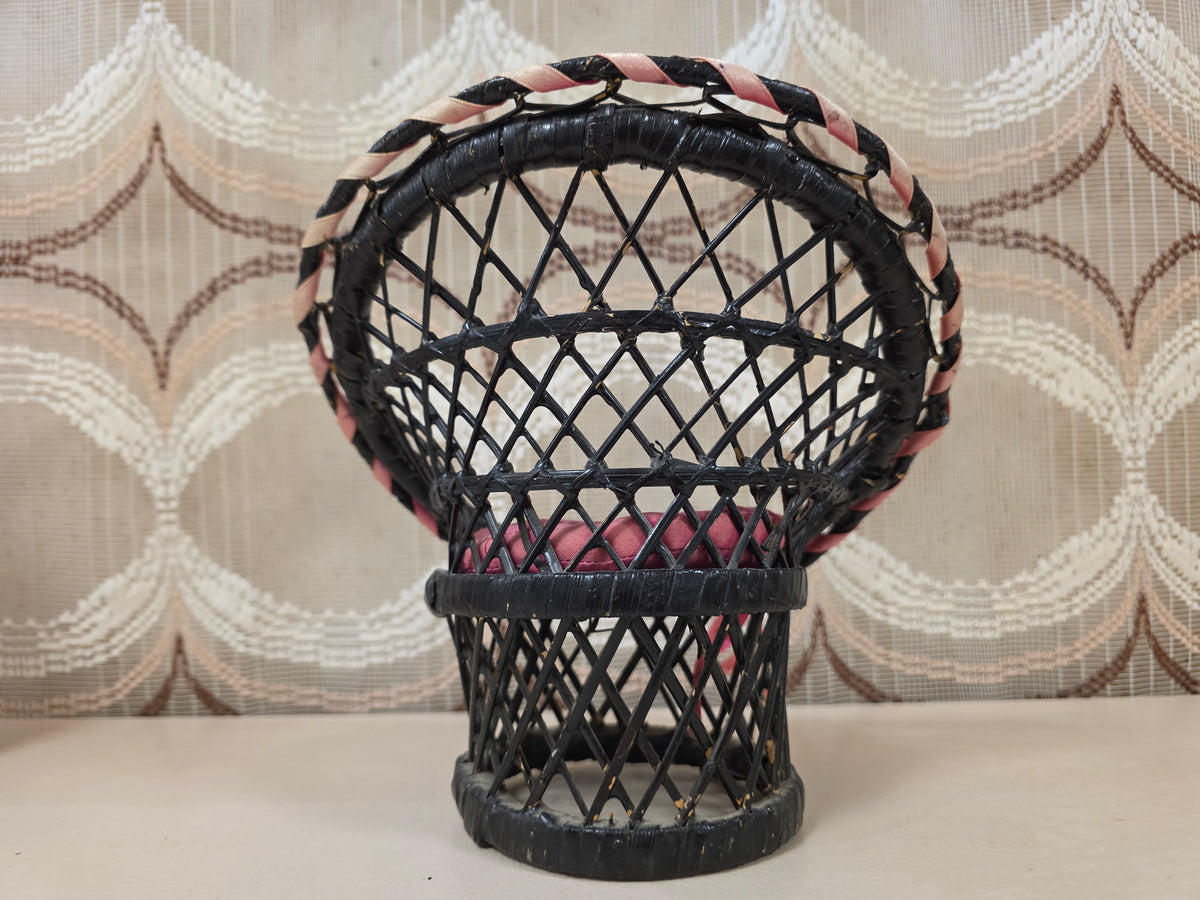 Zwart rieten poppenstoeltje vintage