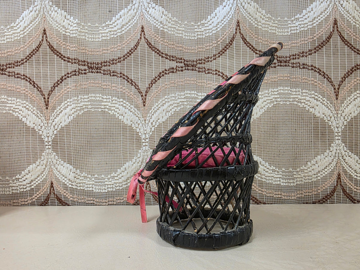 Zwart rieten poppenstoeltje vintage