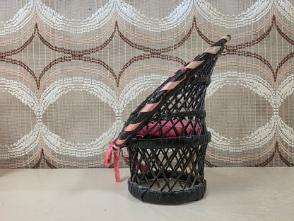 Zwart rieten poppenstoeltje vintage