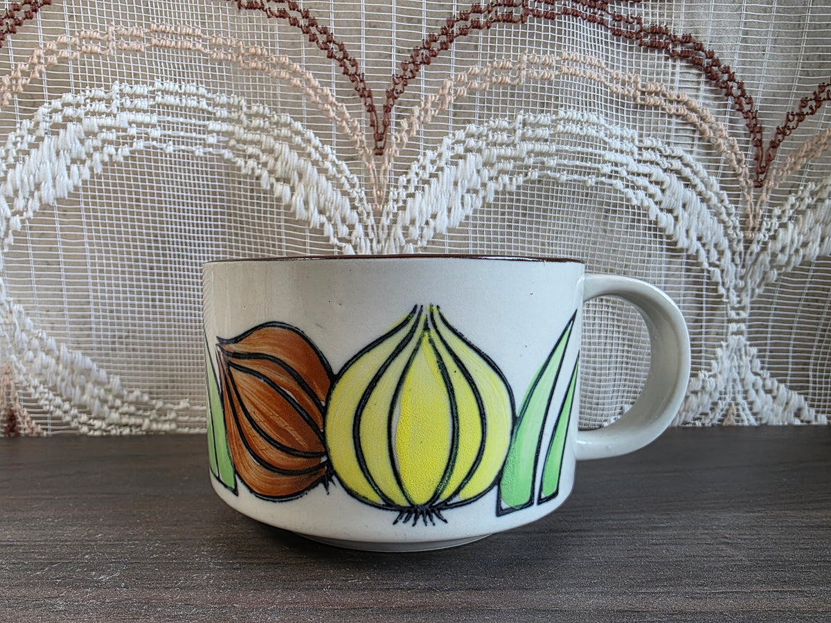 Vintage keramieken soepkom met uien