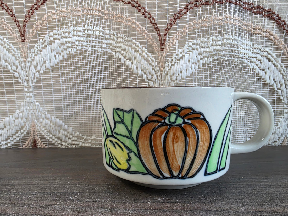Vintage soepkom met kleurrijk groentedecor