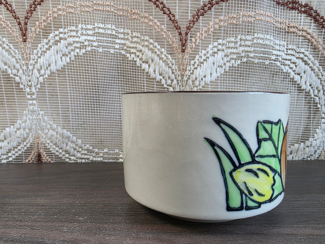 Vintage soepkom met kleurrijk groentedecor