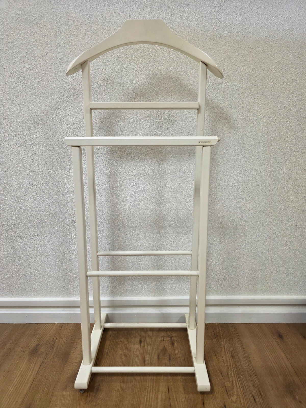 Vintage Reguitti dressboy – crèmewit hout op wieltjes