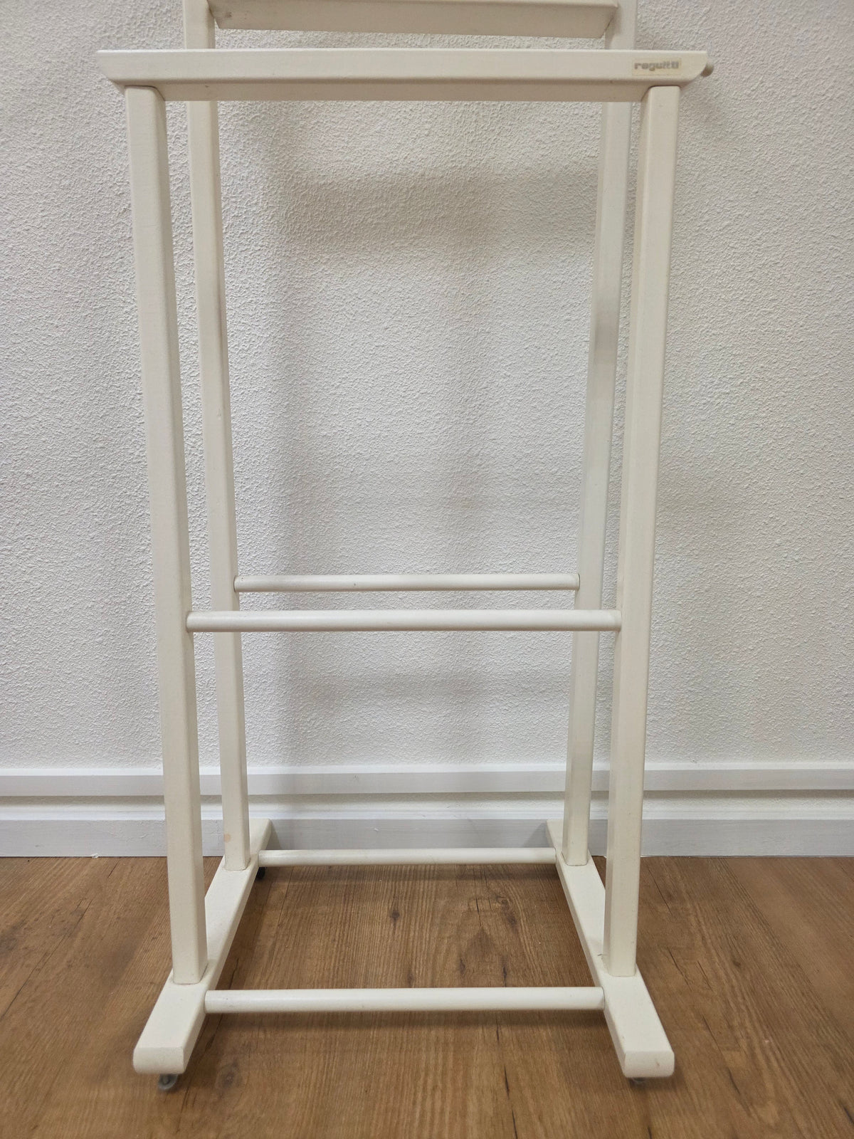 Vintage Reguitti dressboy – crèmewit hout op wieltjes