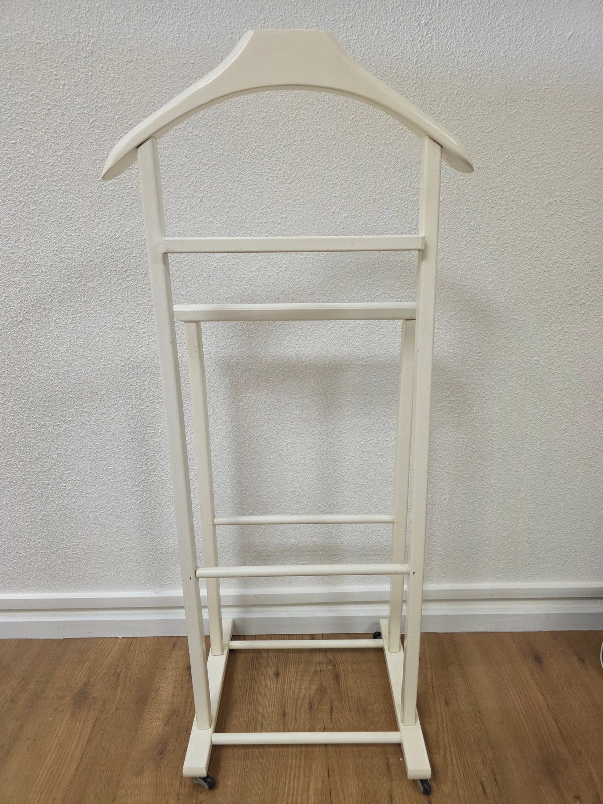 Vintage Reguitti dressboy – crèmewit hout op wieltjes