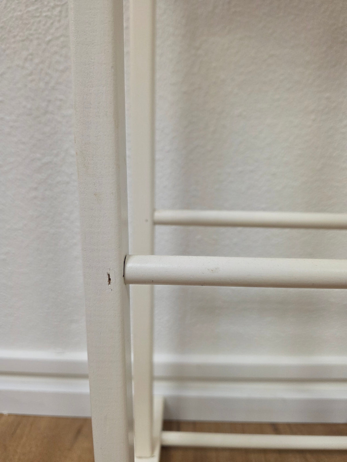 Vintage Reguitti dressboy – crèmewit hout op wieltjes