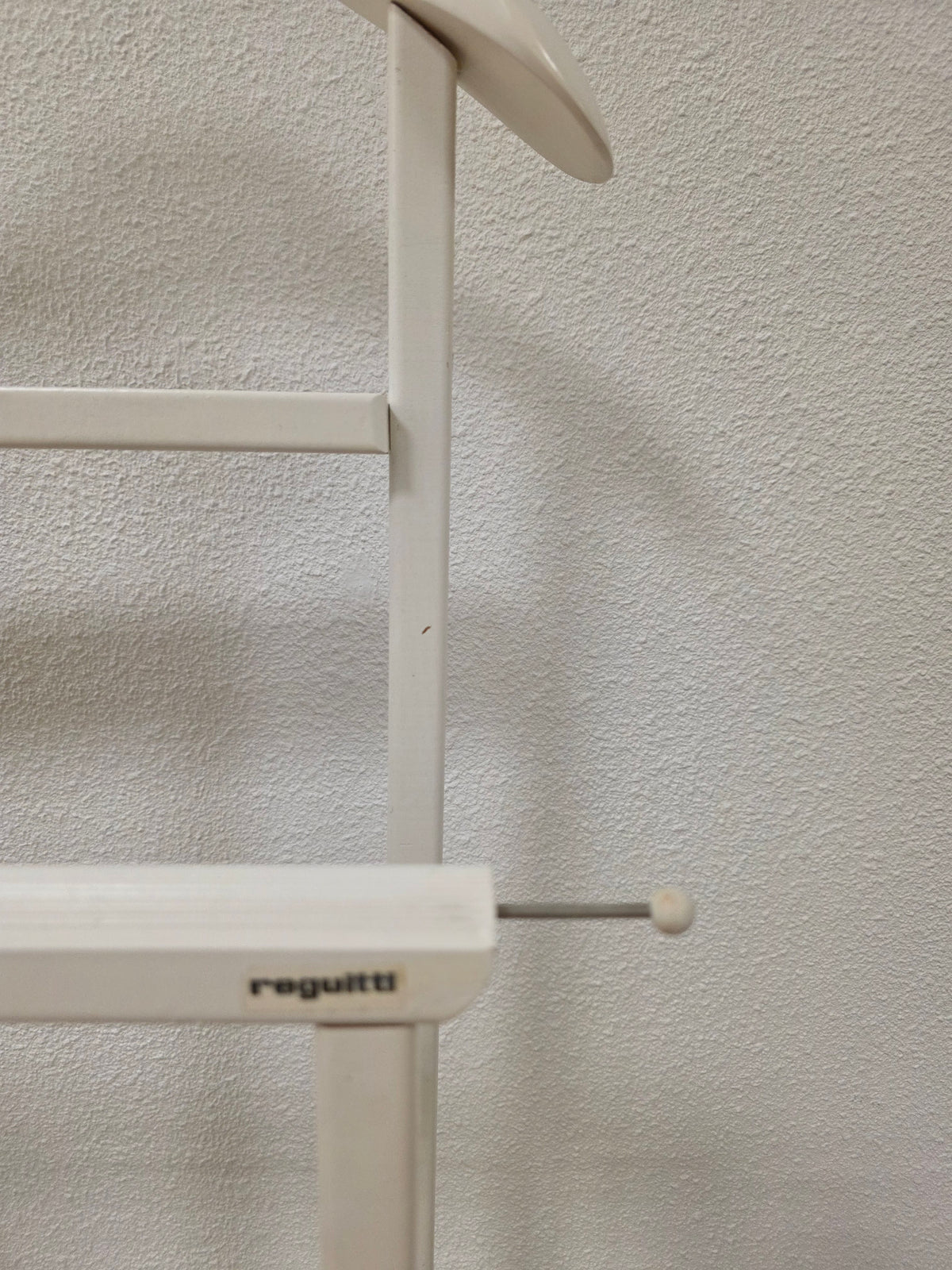 Vintage Reguitti dressboy – crèmewit hout op wieltjes