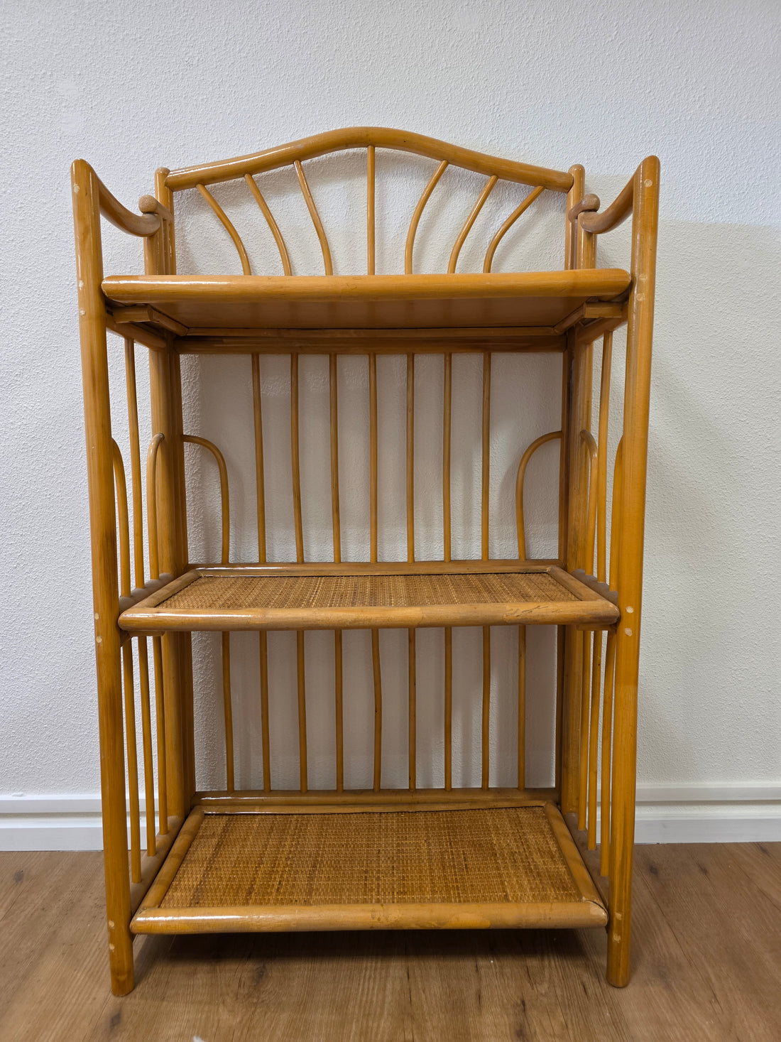 Vintage rotan kast met drie planken