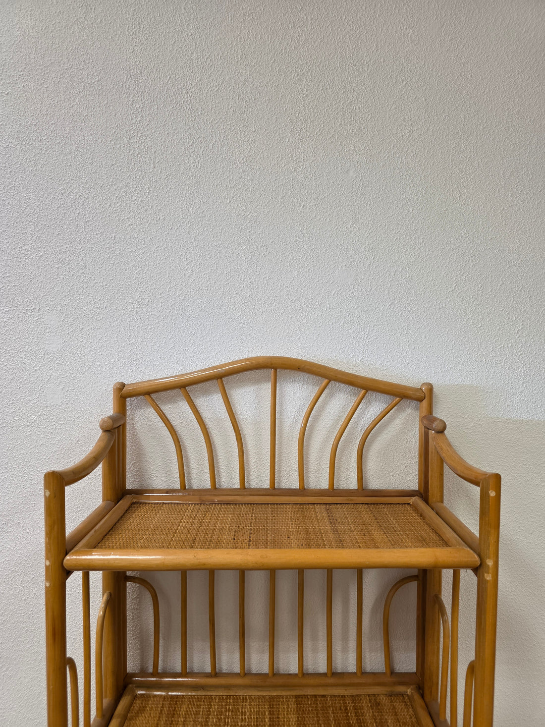 Vintage rotan kast met drie planken