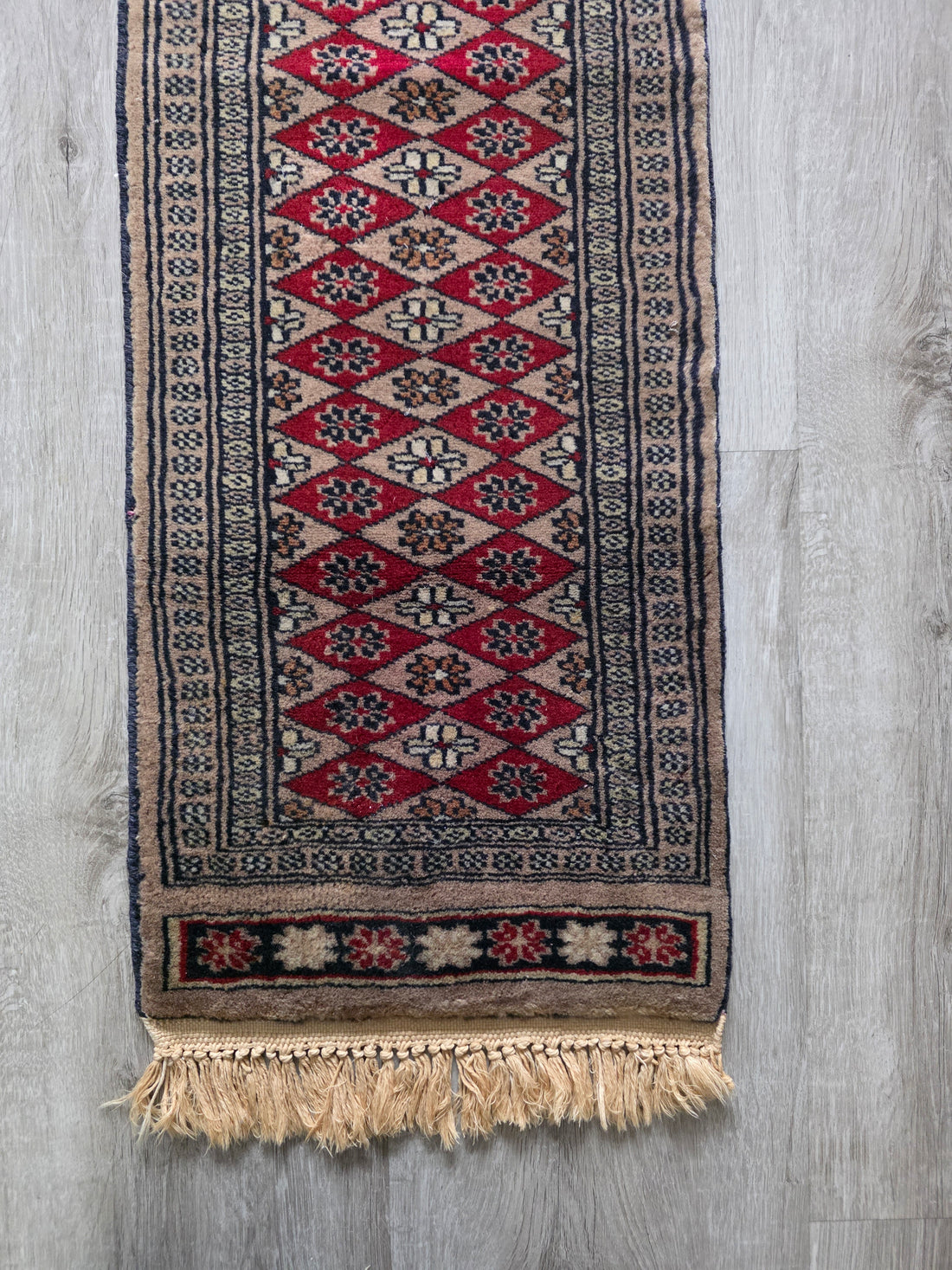Vintage tafelloper rood met geometrisch patroon en franjes