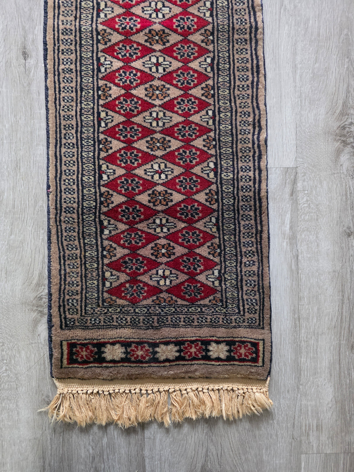 Vintage tafelloper rood met geometrisch patroon en franjes