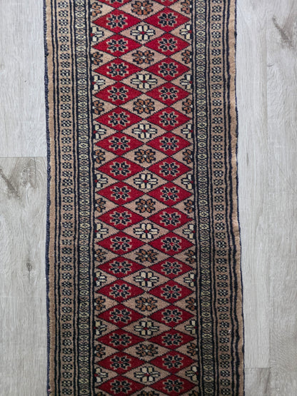 Vintage tafelloper rood met geometrisch patroon en franjes