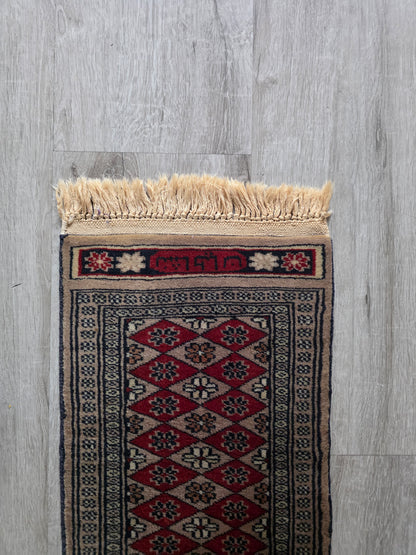 Vintage tafelloper rood met geometrisch patroon en franjes