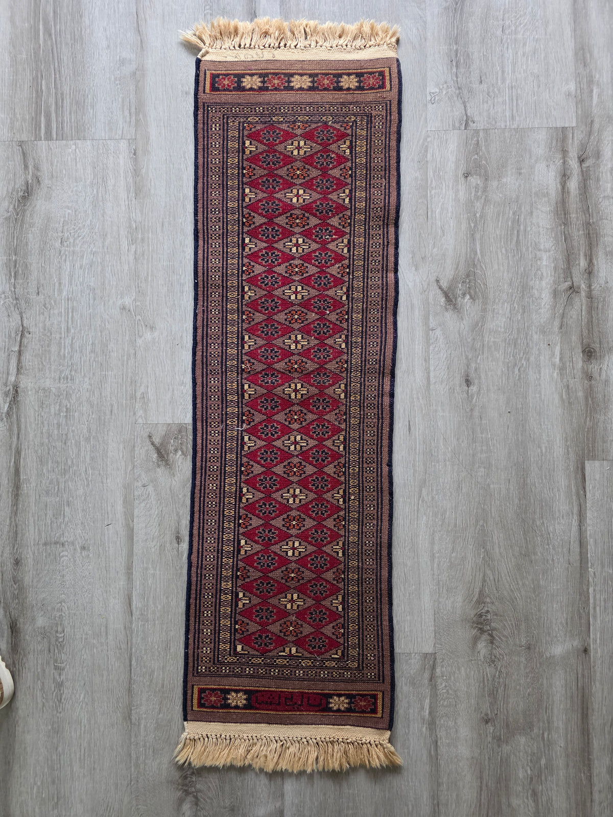 Vintage tafelloper rood met geometrisch patroon en franjes