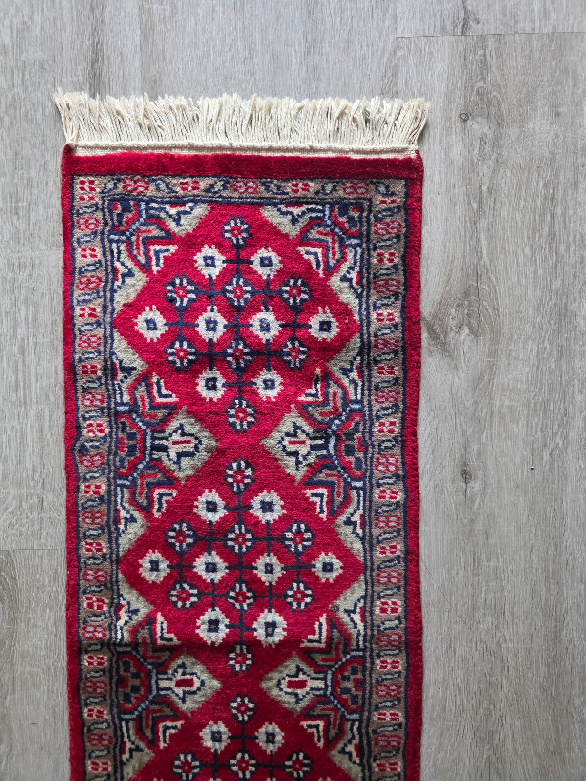 Pakistaanse tafelloper handgeknoopt rood met geometrisch dessin