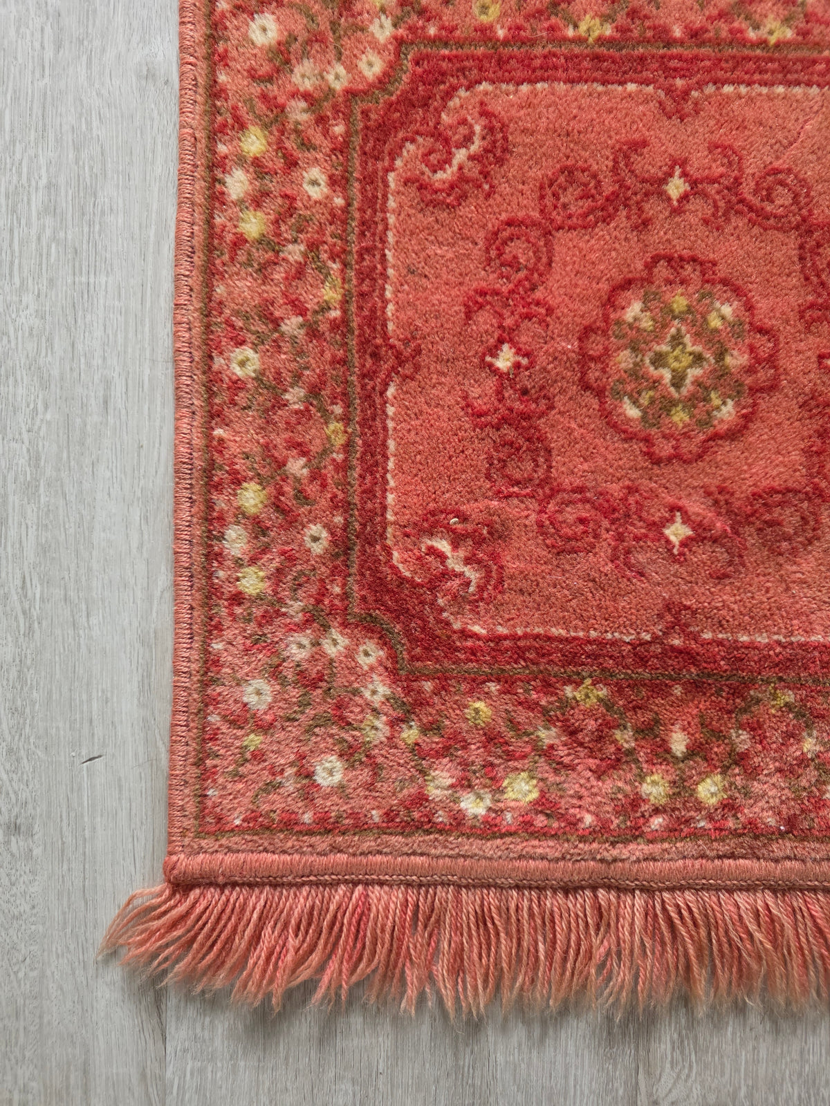 Wollen smyrnakleedje roze met bloemen en franjes